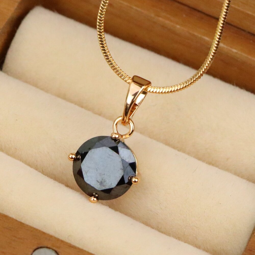 "Elegant Round Black Pendant with Gold Plating for a Chic Look, XPPT1669